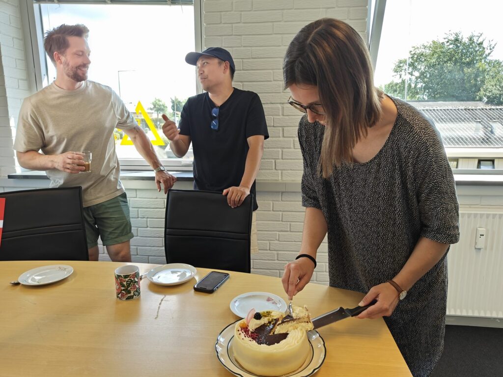 Holdet samlet til fælles morgenbriefing på kontoret